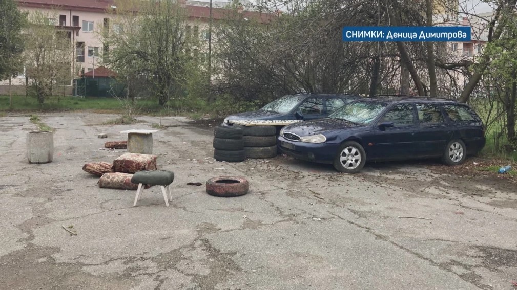 Малолетни вандали чупят коли на столичен паркинг 