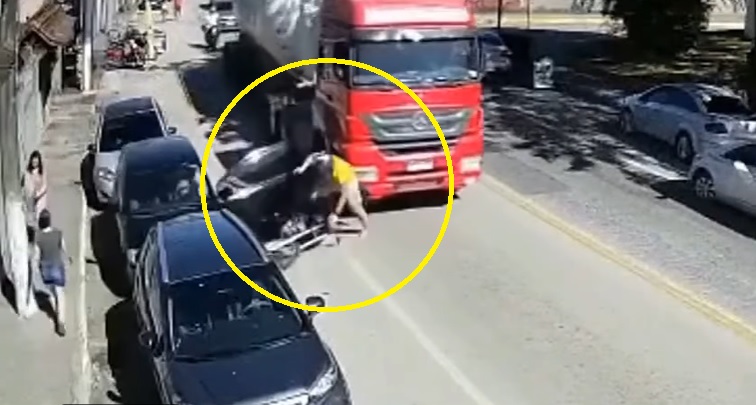 Колко опасно може да бъде отварянето на врата без да се погледне (видео)