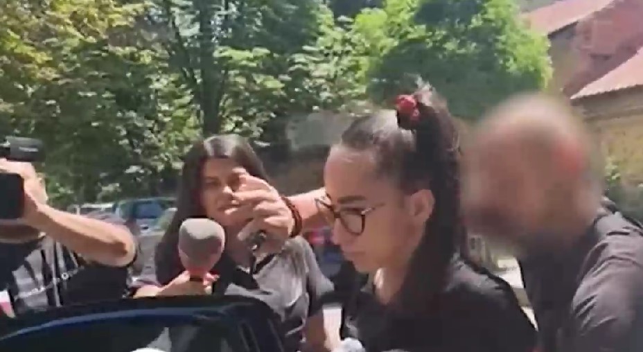 Журналисти пристиснаха с неудобни въпроси Симона Радева и приятеля ѝ (видео)