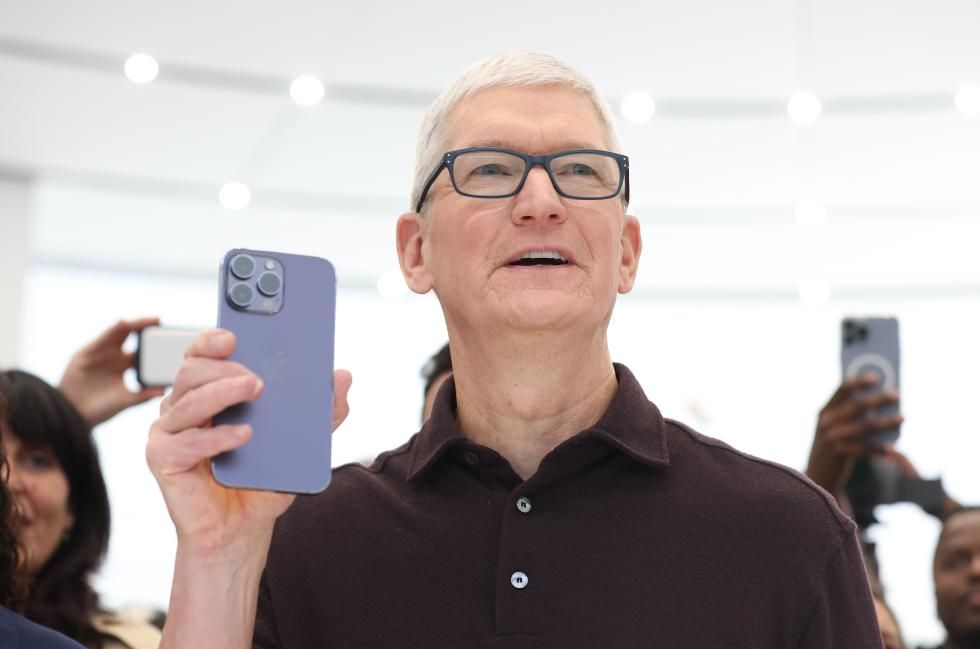 Apple намали драстично заплатата на шефа на компанията Тим Кук