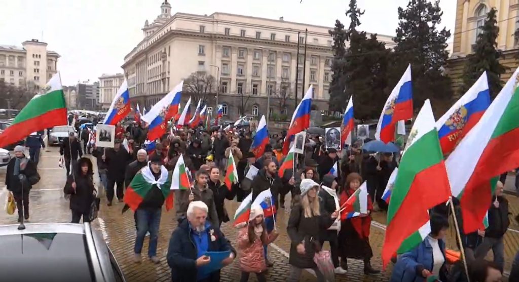 Хора с руски знамена и викове "Русия" честваха Трети март в София (видео)